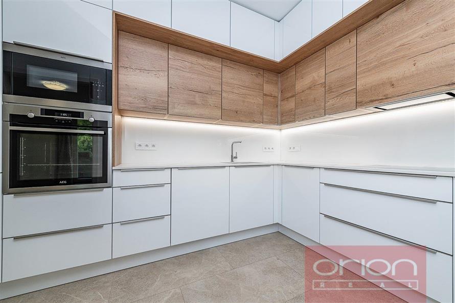 Prodej bytu s balkonem a parkovacím stáním: Podbělohorská, Praha 5 - Smíchov