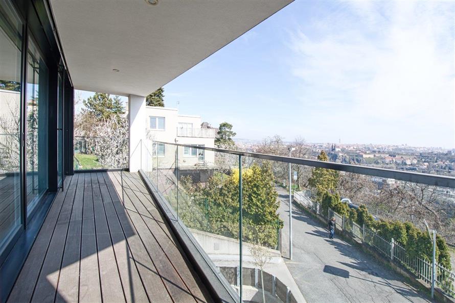 Pronájem bytu 3+kk s terasou, 2 parkovacími stáními, Praha 5 – Smíchov, Pod Děvínem, Villa City View