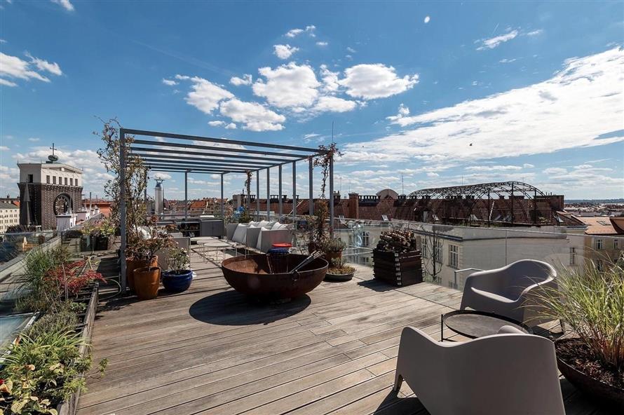 Pronájem mezonetového bytu se střešní terasou: Praha 2 - Vinohrady, Laubova