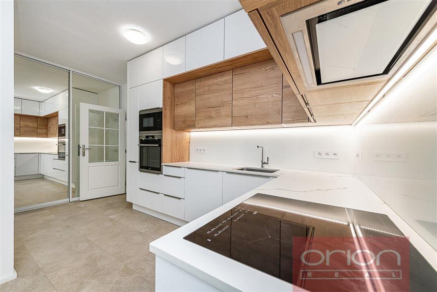 Prodej bytu s balkonem a parkovacím stáním: Podbělohorská, Praha 5 - Smíchov