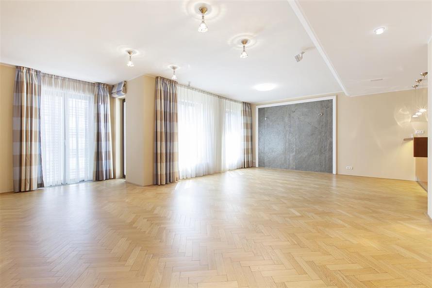 Pronájem bytu se dvěma balkony a garážovým stáním: Praha 5 - Smíchov, Kováků