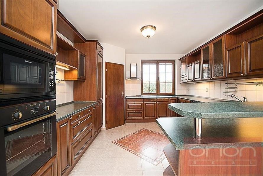 Pronájem luxusního domu se zahradou a bazénem: Praha 6 - Nebušice, Druhého odboje