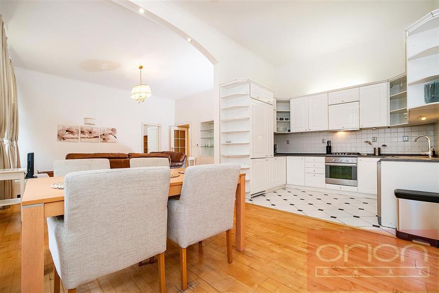 Spacious 2-Bedroom Apartment with balcony for rent:  Praha 2 - Vinohrady, Italská