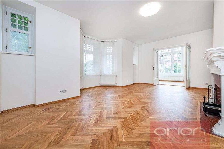 Stylish villa with a garden for rent: Praha  - Smíchov, U Nesypky