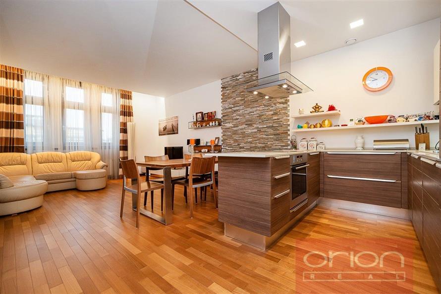 Two bedroom apartment with a balcony for sale: Praha 2 - Nové Město, Na Děkance